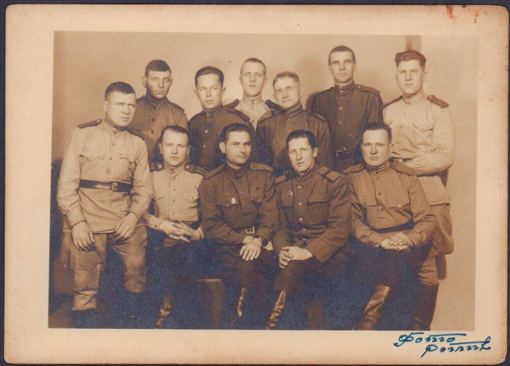 Фото групповое. Военнослужащие 48-го отдельного батальона механизированных железнодорожных работ. Сапожников Леонид Васильевич - 2-й ряд, 4-й слева.