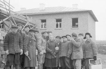 Группа рабочих на фоне строящегося «Дома молодоженов» завода им.В.И.Ленина