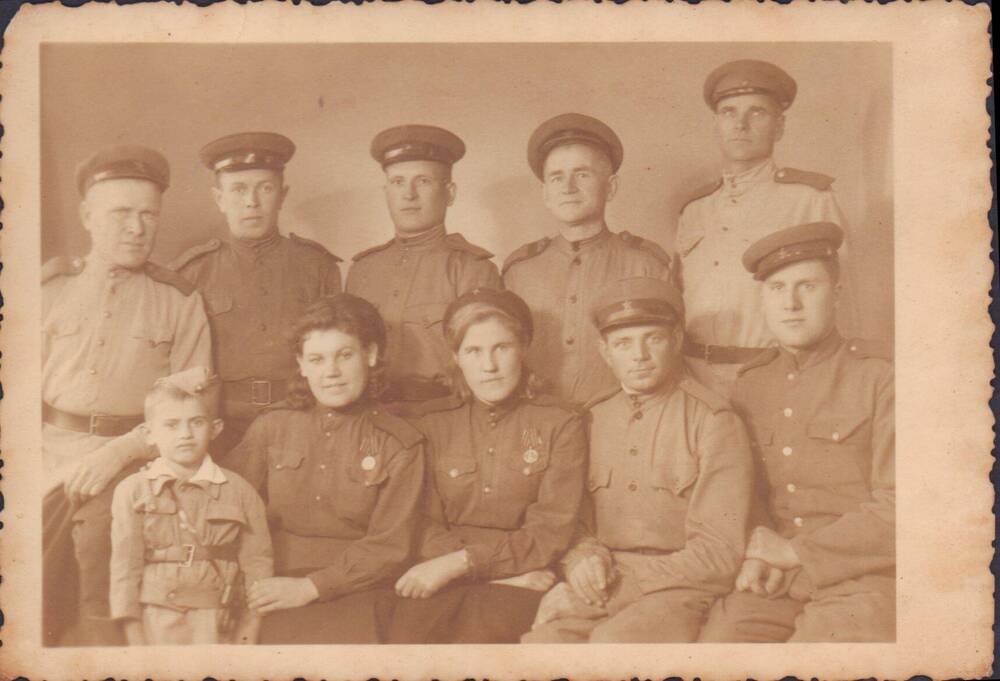 Фото групповое. Военнослужащие 46-го отдельного батальона механизированных железнодорожных работ. Сапожников Леонид Васильевич - 2-й ряд, 4-й слева.