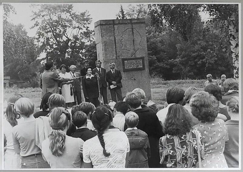 Фотография. Открытие памятной стеллы на месте дачи Лидии Христофоровны Гоби в поселке Выборгский (бывший пос. Пикирукки) 29 июля 1983 года.