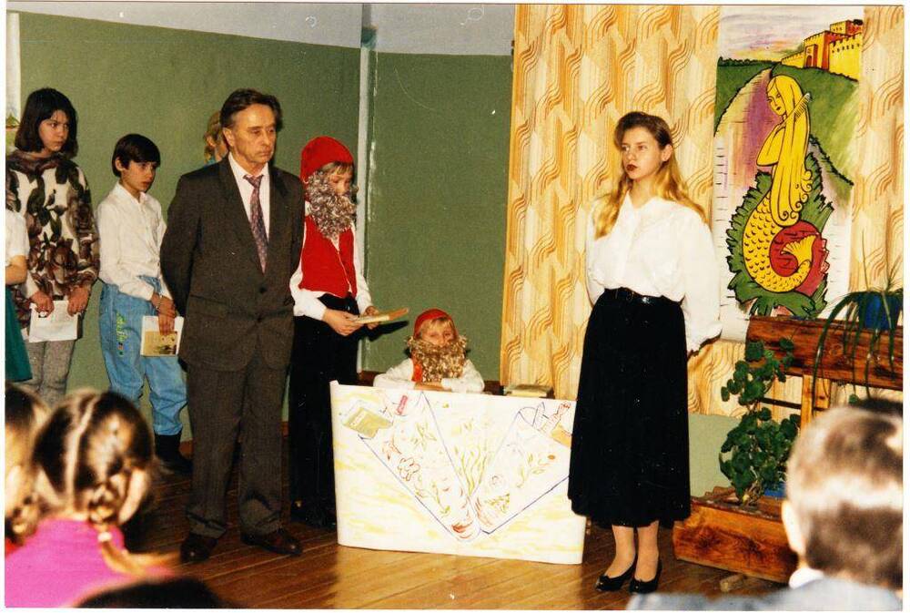 Фото цветное, сюжетное «Неделя иностранного языка» в СШ №5, г. Печора, 1990-е гг.