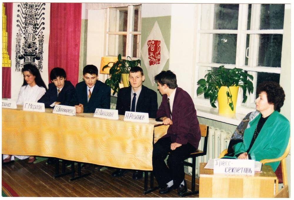 Фото цветное, сюжетное Праздник «Неделя иностранного языка», СШ №5, г. Печора, 1990-е гг.