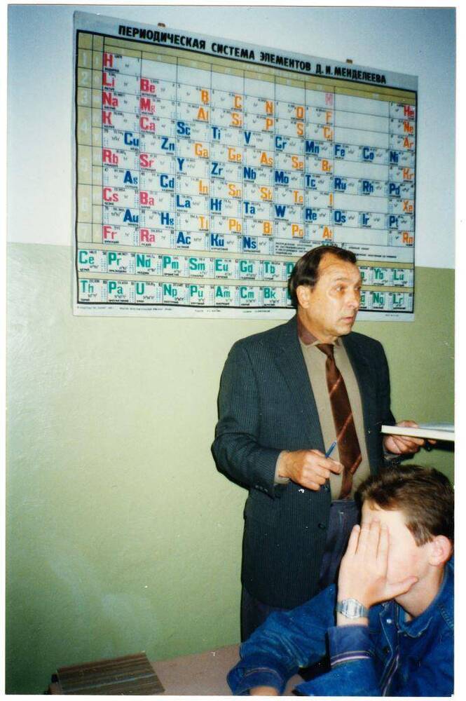 Фото цветное, сюжетное Вокуев Г.Ф. на уроке, СШ №5, г. Печора, 1990-е гг.