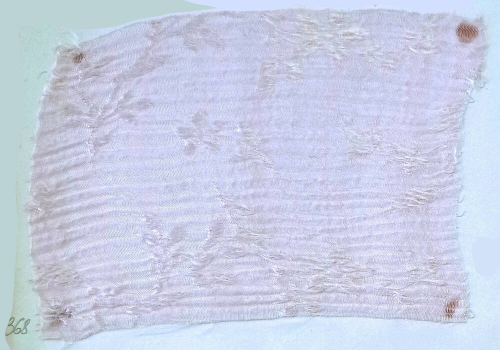 Образец ткани из альбома  тканей, выпускавшихся  фабриками  г. Павловского Посада в конце XIX - начале XX вв.