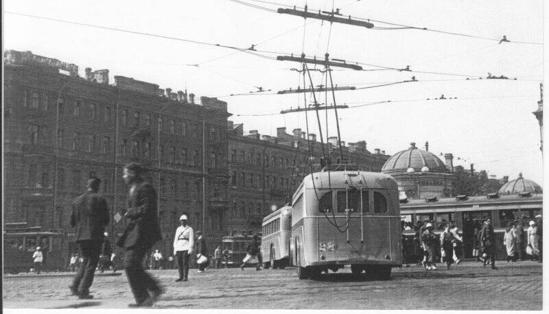 Троллейбус на площади Восстания. 1937 г. Открытка