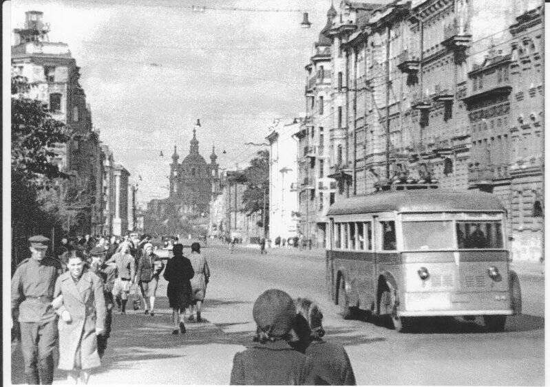 Троллейбус на Суворовском проспекте. 18 июня 1945 г. Открытка