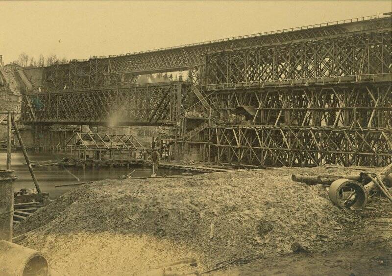 Мост на Николаевской железной дороге. Замена деревянных конструкций на металлические. Фотография черно-белая