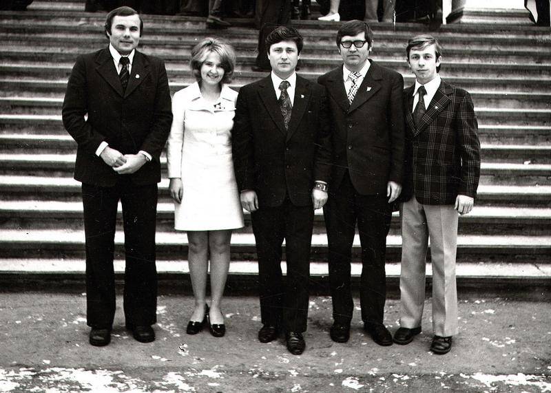 Фотография групповая. Стоят в полный рост, слева направо: Болоненкова, Чесноков, Раков, Бакутин. 