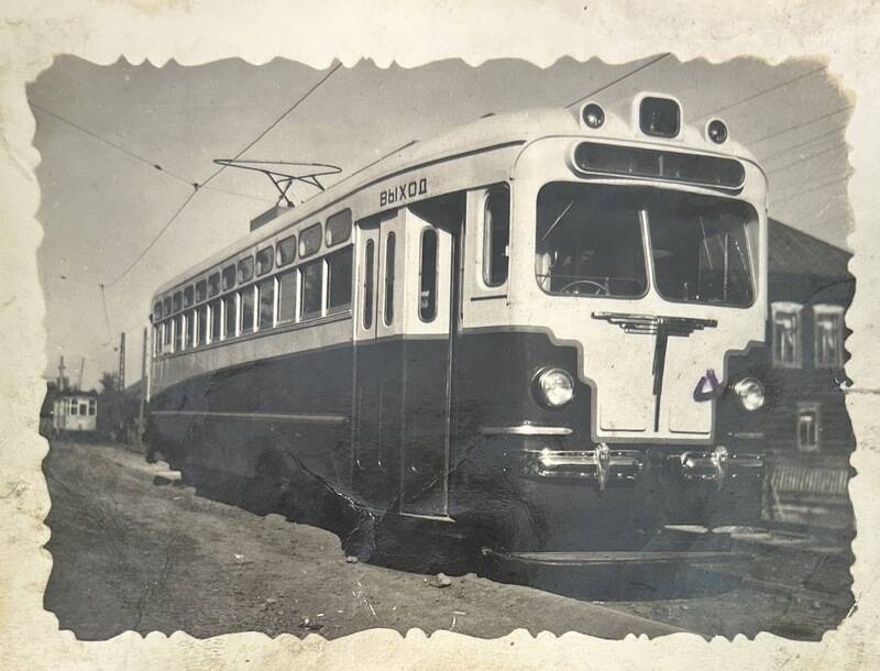 Фотография, один из первых трамваев в городе Карпинске. 