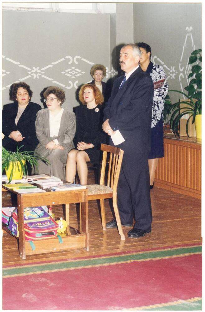 Фото цветное, сюжетное Выступление Амонариева А.А. на празднике «День знаний», СШ №5, г. Печора, 1990-е гг.