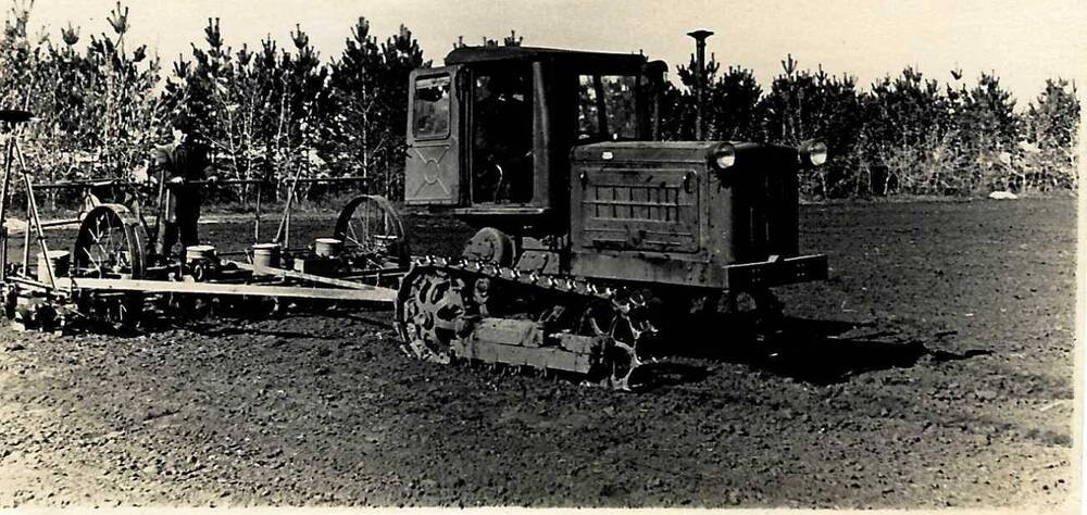 Фотография черно- белая. Посев кукурузы в колхозе  Страна Советов с. Марьинка