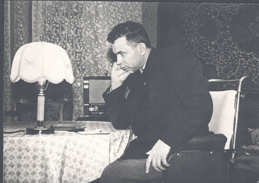 Фото. И.В. Шамов в своём кабинете.