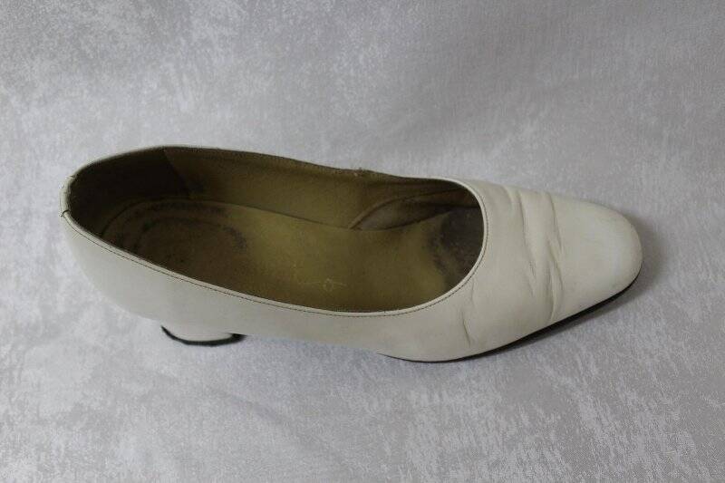 Туфли женские белого цвета (правая)