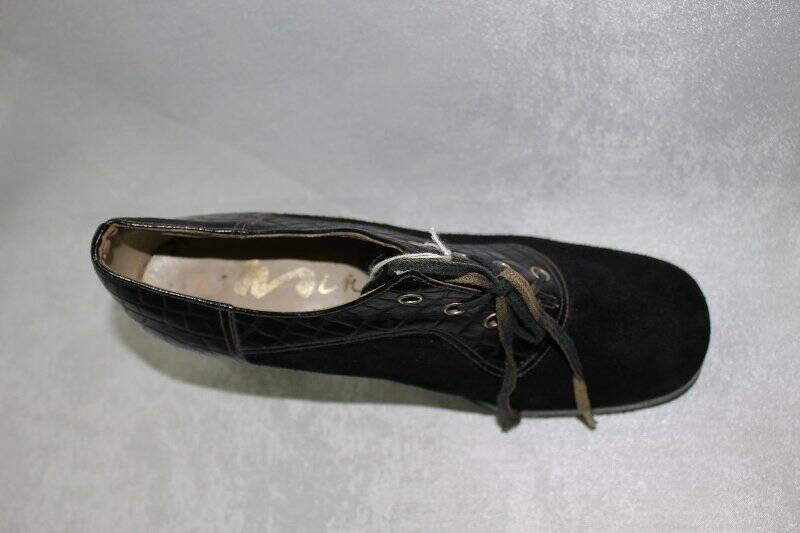 Туфли женские черного цвета (левая).