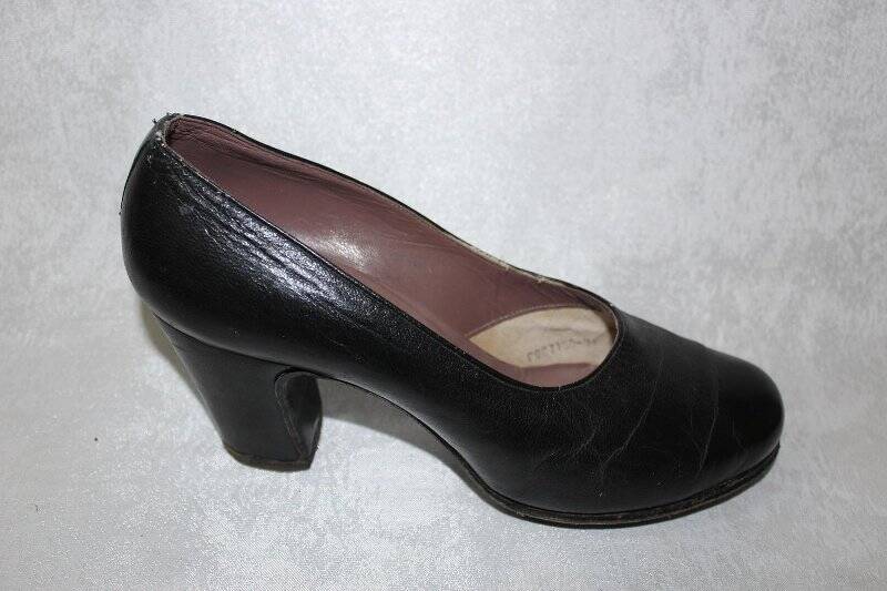Туфли женские черные на высоком каблуке (правая)