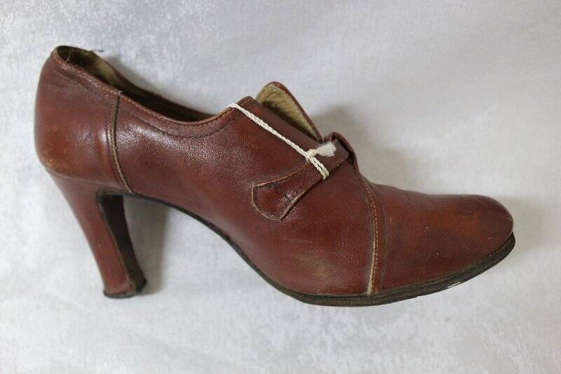 Туфли женские коричневого цвета (левая)