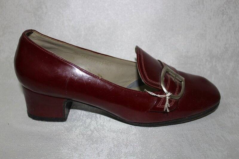 Туфли женские лакированные на пряжке, темно-бордовые (правая)