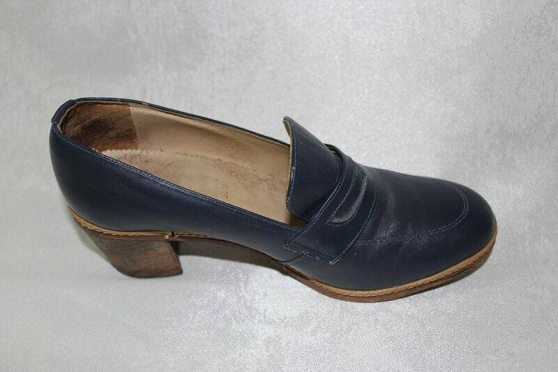 Туфли женские осенние темно-синего цвета (левая)