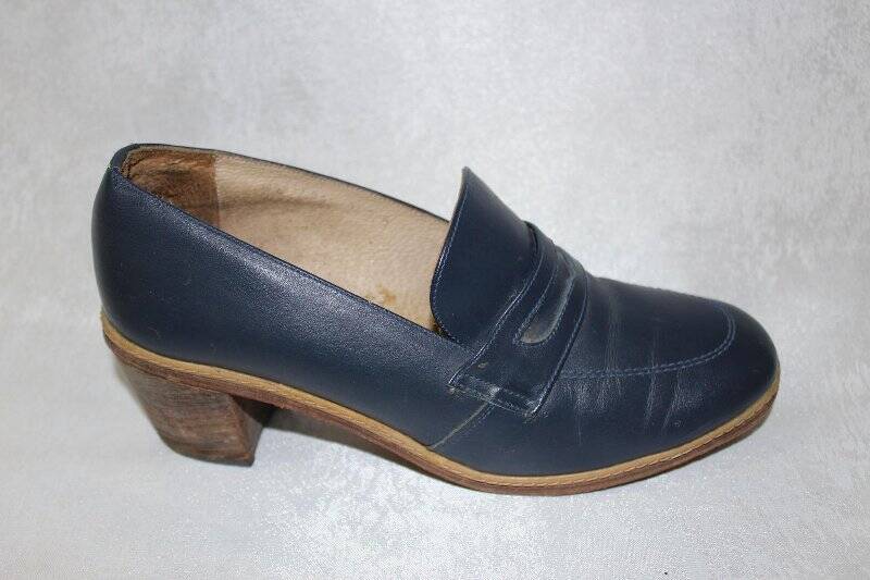 Туфли женские осенние темно-синего цвета (правая)