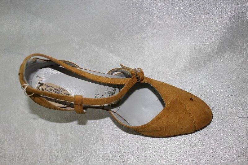 Туфли женские замшевые на высоком каблуке светло-горчичного цвета (левая). Автор Хайкина