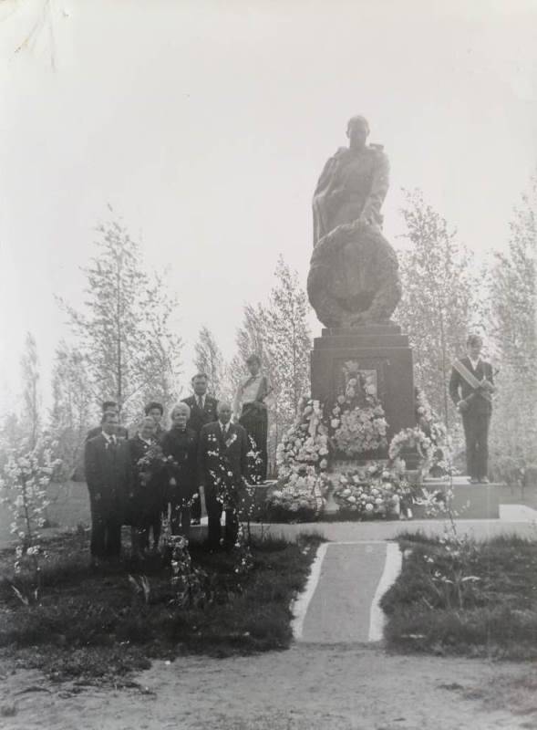Фотография. Ветераны у памятника