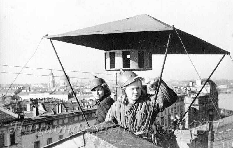 Негатив. Дружинницы на крыше одного из зданий Ленинграда (фоторепродукция)