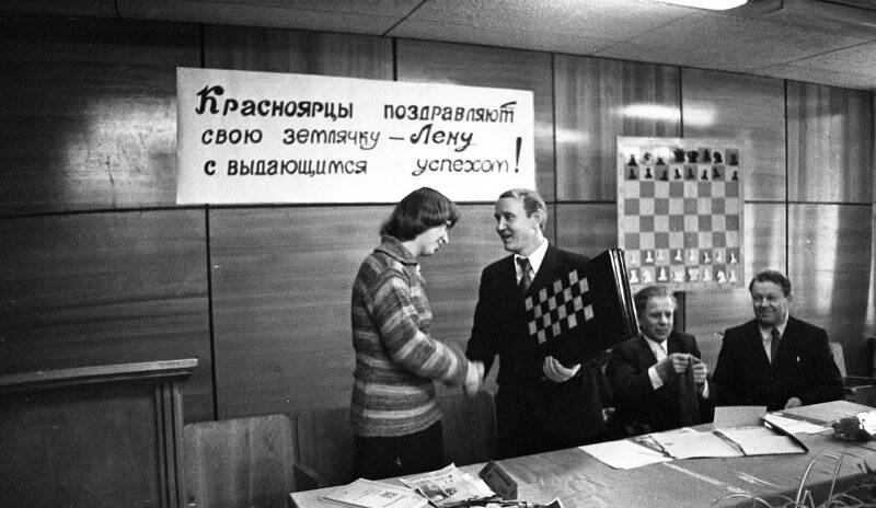 Негатив черно-белый 35-мм. Гроссмейстер Е. Ахмыловская принимает поздравления.