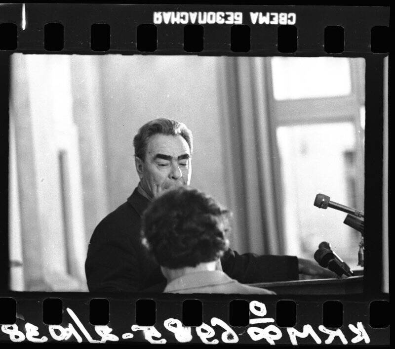 Негатив черно-белый 35-мм. Л. И. Брежнев и секретарь крайкома В. И. Долгих.