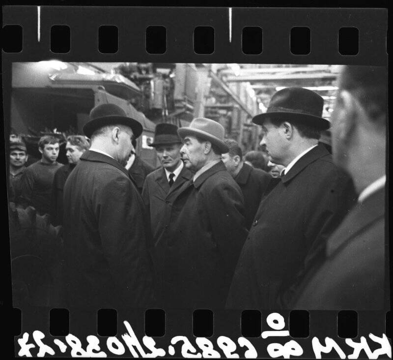 Негатив черно-белый 35-мм. Л. И. Брежнев в сборочном цехе завода комбайнов.
