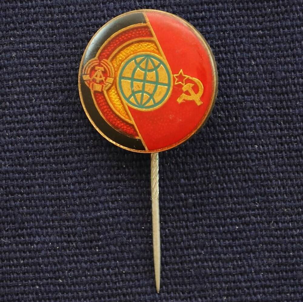 Значок в память полета в космос 3 - го международного экипажа в составе космонавтов СССР и ГДР