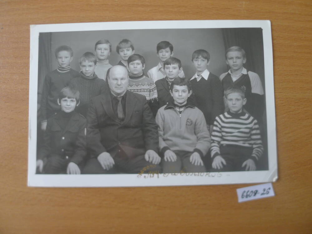 Фото  Детская команда футболистов В центре Платонов П.Г.- тренер1980