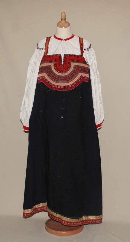 Национальный костюм села Репное Шебекинского района (сарафан и рубаха)