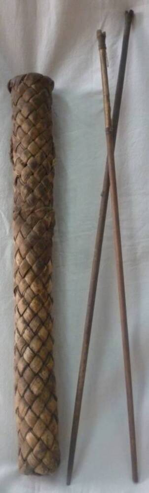 Плетенный чехол со стрелами