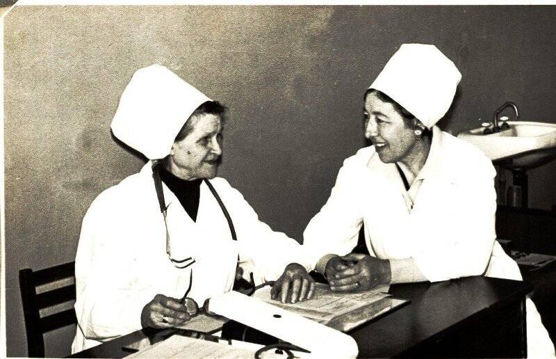 Фотография ч/б. Гатина Румия Арифулловна (слева) и Фаррахова в санатории «Березка».