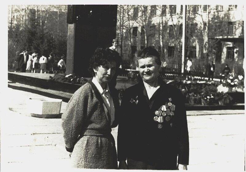 Фотография ч/б. Гатина Румия Арифулловна (справа) и Камалова (санэпид) на Площади Победы р.п.Бавлы.