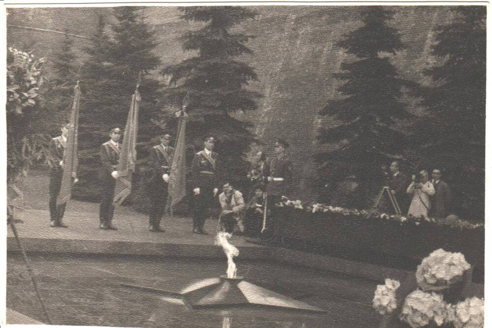 Фотография ч/б. Почетный караул у Вечного огня. г. Москва. 9 мая 1974 г.