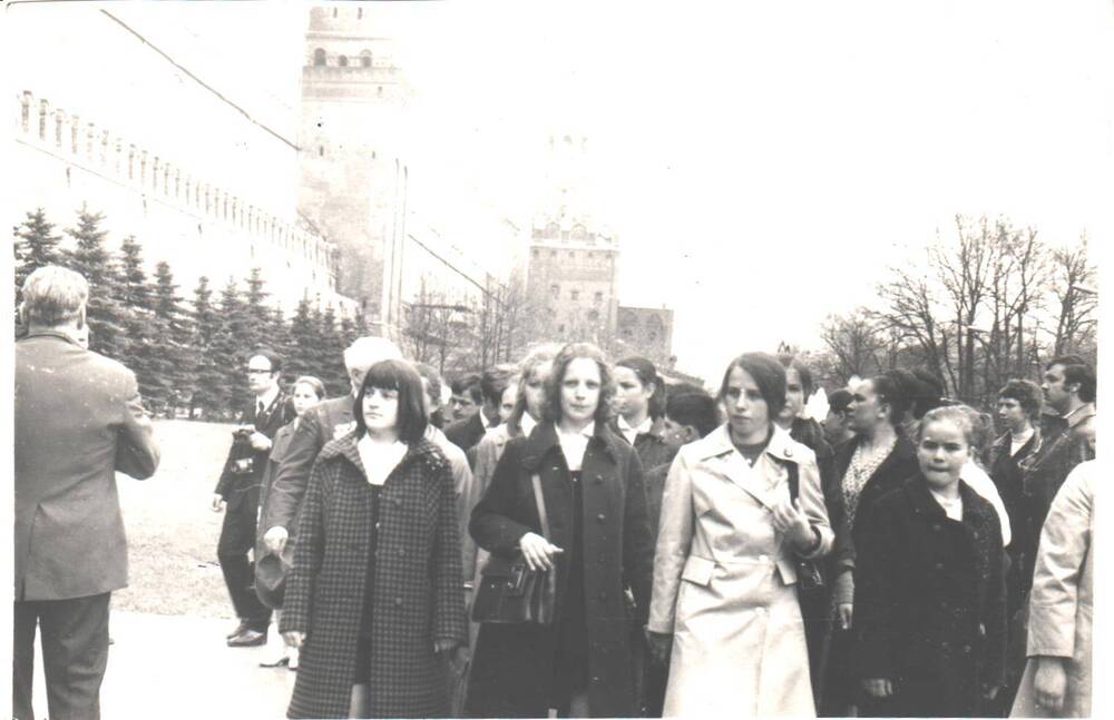 Фотография ч/б. Учащиеся Велижских школ и Селезневской средней школы, в том числе краеведы, в г. Москве у Кремлевской стены, 9 мая 1974 г.