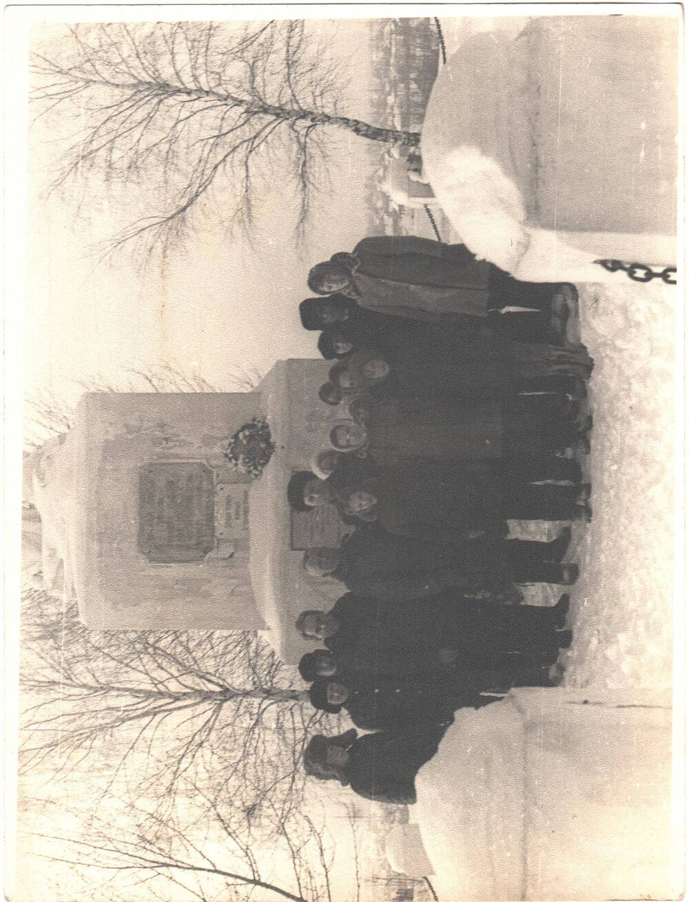 Фотография ч/б. Мемориал Лидова гора г. Велиж. Бордюков А.Г. с краеведами 1 средней школы, ветеранами и родственниками погибших солдат.