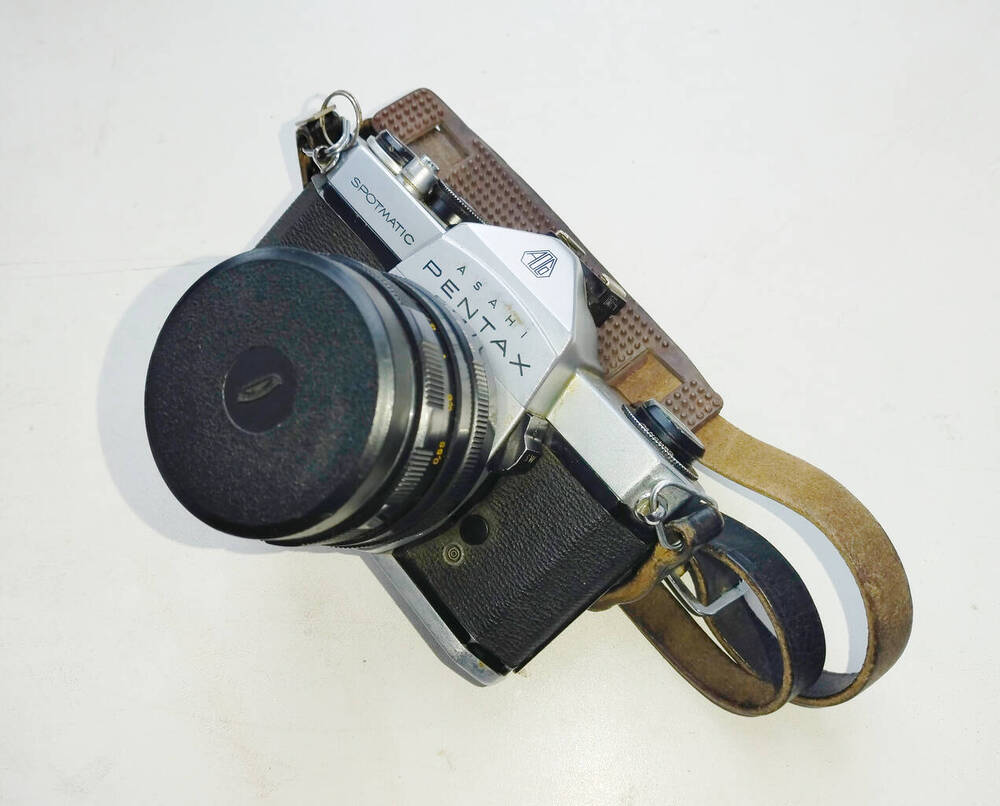 Фотоаппарат зеркальный «Ашахи Пентакс» (Asahi Pentax Spotmatic SP). Объектив «Гелиос -44М». Металлический корпус с черной отделкой и кожаным ремешком. Япония, Hoya Corporation, СССР, кон. 1960-х - нач. 1970-х гг.