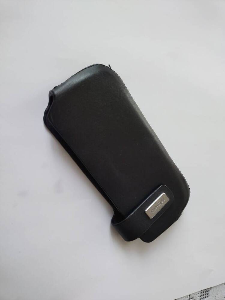Чехол для мобильного телефона «Нокиа». Из черной кожи, справа вырез для телефона, сверху ремешок на магните. Китай, 2000-е гг. 