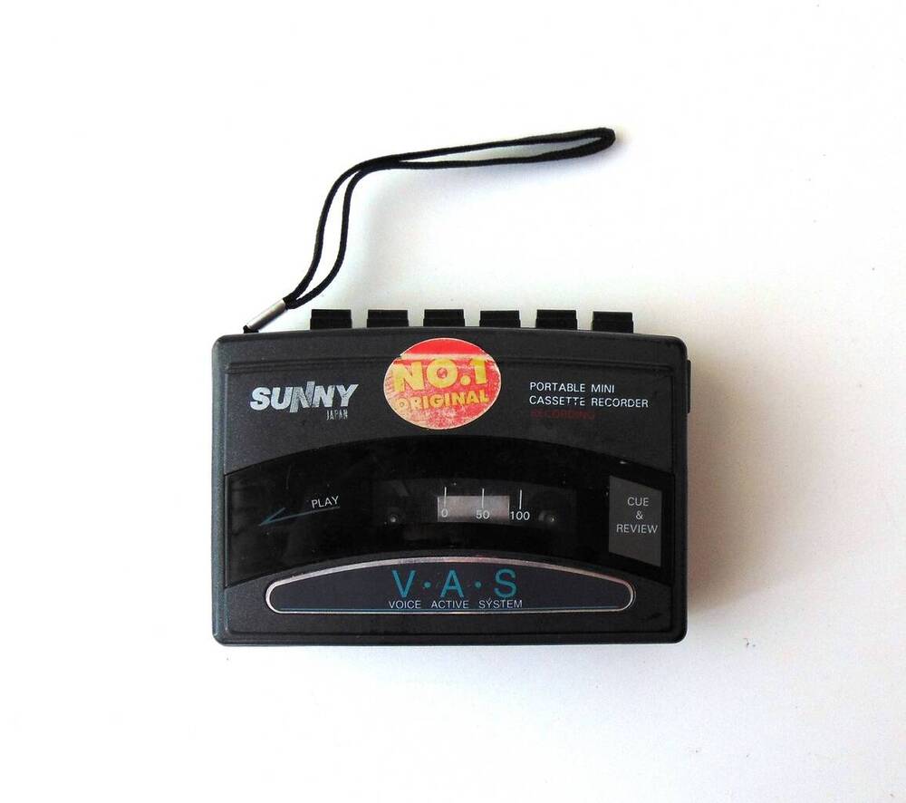 Диктофон «Санни» (Sunny V.A.S.). Прямоугольный пластиковый корпус цвета асфальта с откидной крышкой кассетоприемника. Япония, середина 1990-х гг. 