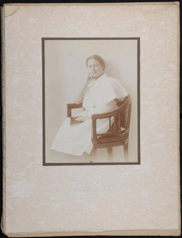Фотопортрет Орленевой Ирины Павловны в белой пелерине. Сидит в кресле.