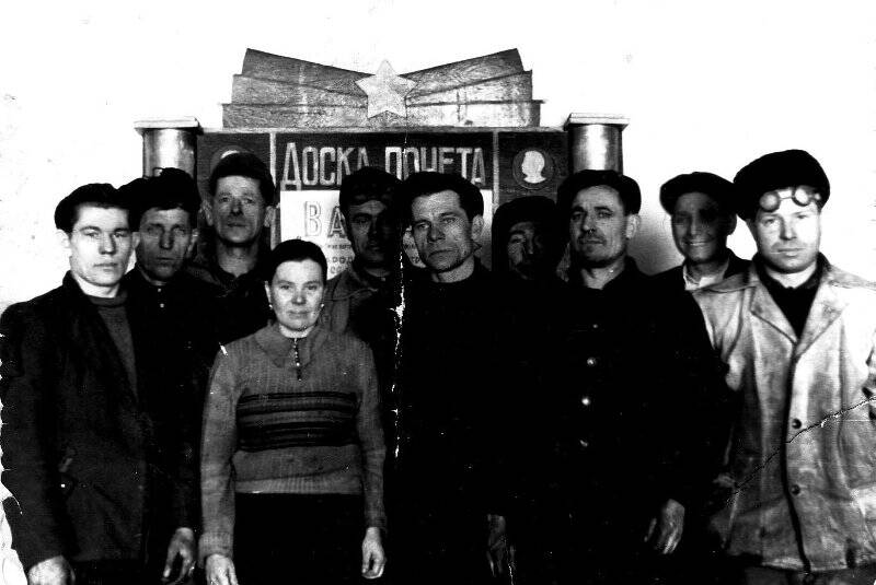 фотография черно-белая. Группа рабочих судоверфи, среди которых, пятый справа - Передрий Михаил Диомидович – вагранщик литейного цеха СРВ с 1937