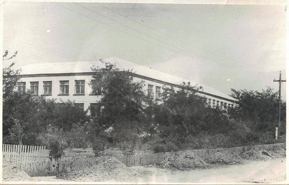 Фотография. Средняя школа с. Новомихайловского Красногвардейского района на 406 мест.