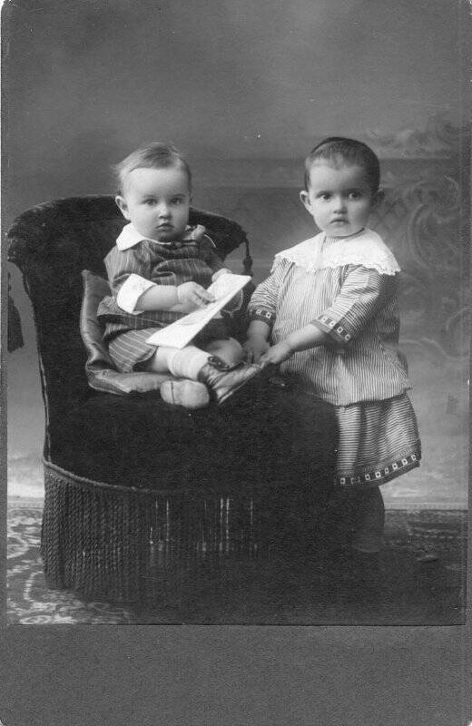 Соколовы Антонина Григорьевна и Борис Григорьевич  в детстве. Фотография