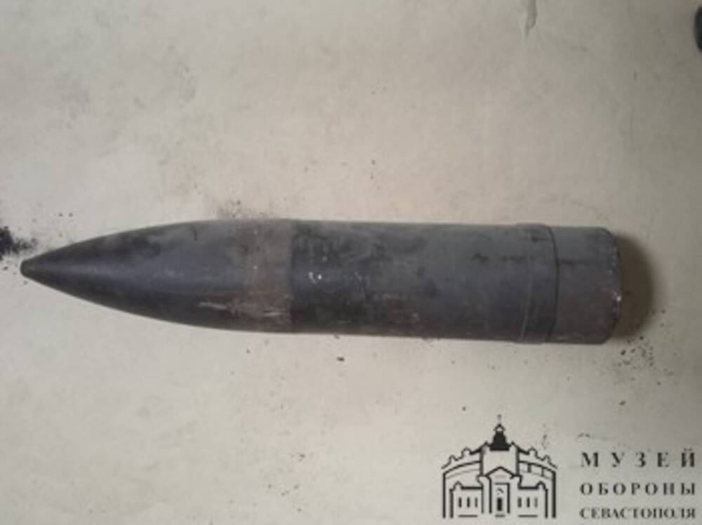 Снаряд фугасный 102-мм, охолощенный. (Найден в 1965 г. на 54-й береговой батарее.)