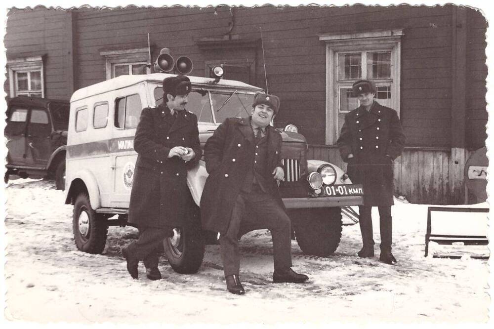 Фото черно-белое, групповое Сотрудники дорожного надзора у здания Печорского ОВД, Коми АССР