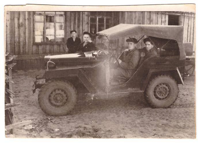 Фото черно-белое, групповое Сотрудники отдела милиции в машине ГАЗ-47, п. Канин, Коми АССР