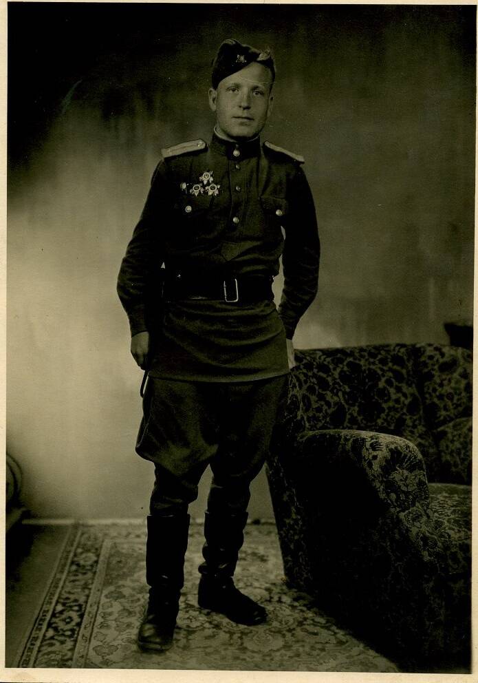 Фото. (В полный рост) Парахневич А.В. в военной форме, пилотке (май 1945)