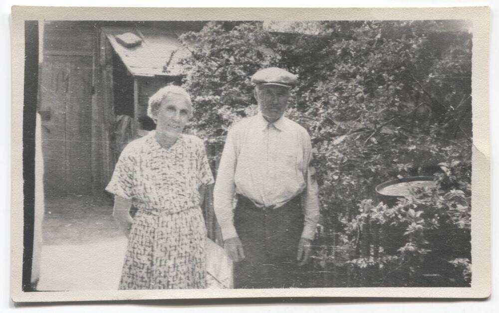 Фотография.  Супруги Дудины Пелагея Матвеевна и Матвей Демидович на фоне дома в г. Харбине в 1960г..